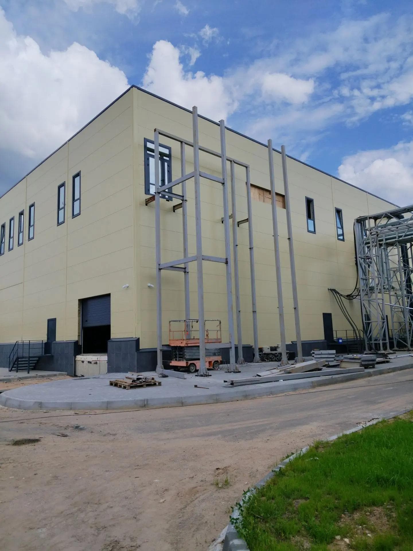 Сварной металлокаркас из профильной трубы на объекте